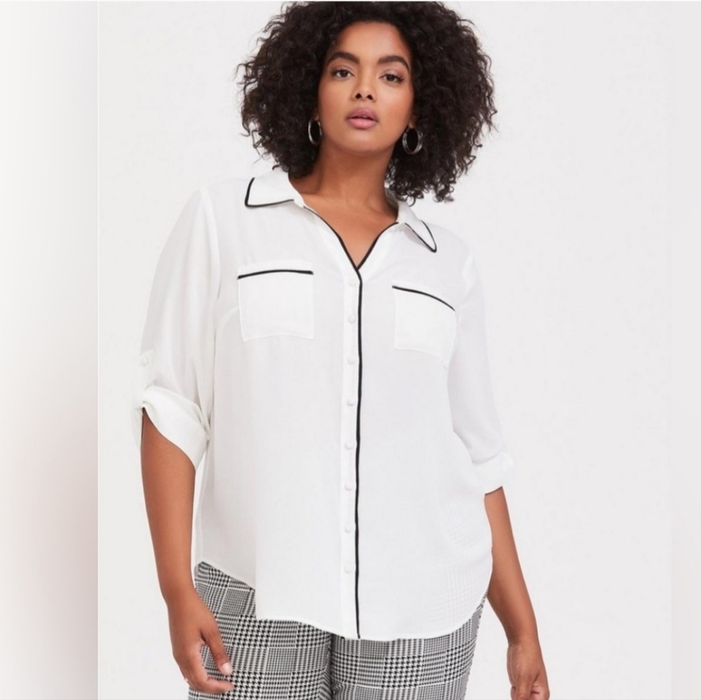 Torrid Size 1 white blouse with black piping